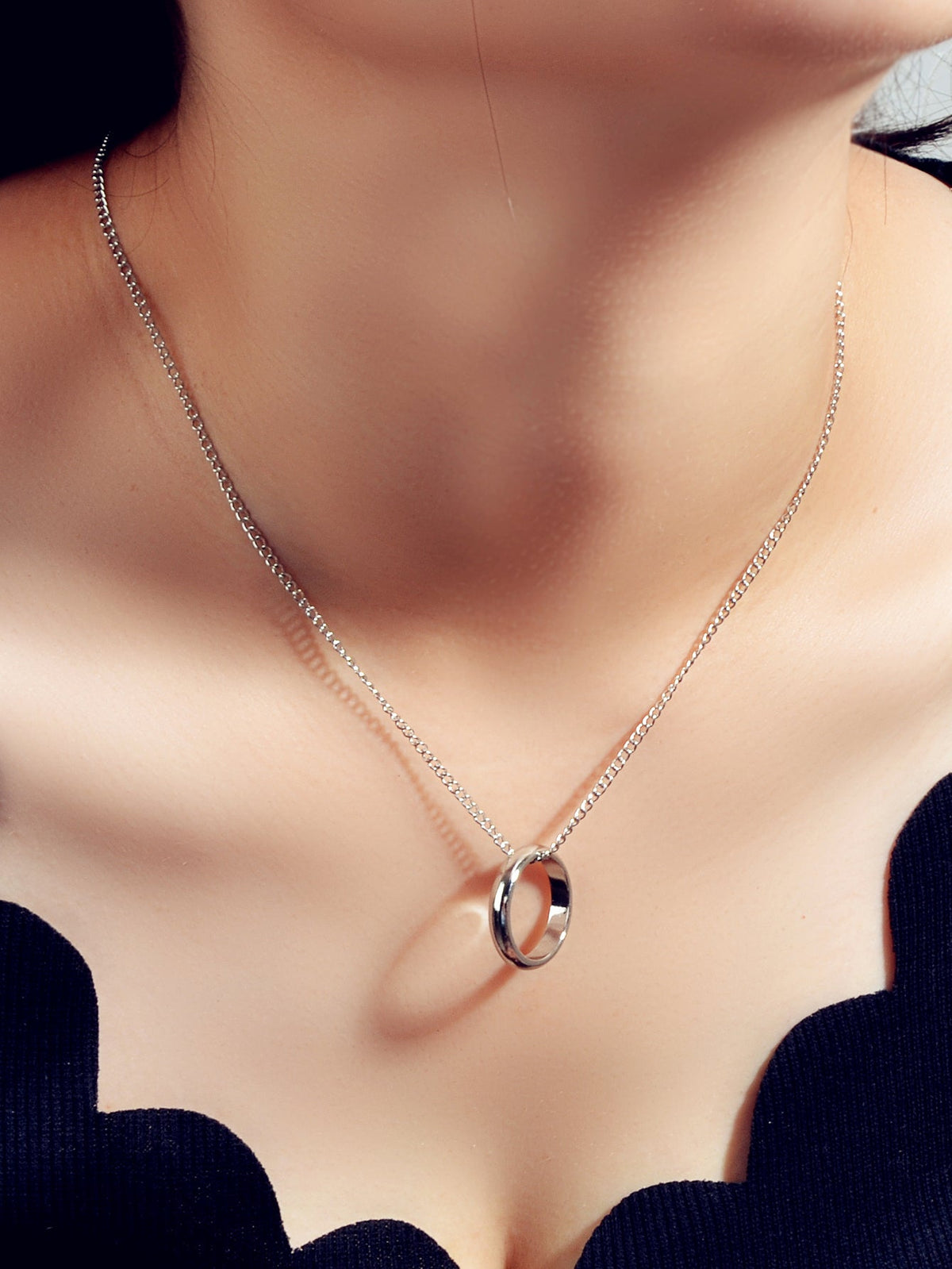 Ladies Jewellery Silver Chain Circle Charm Necklace Wholesale Price Accessories