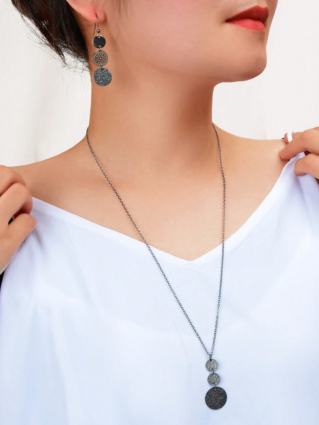 Long Chain Necklace with Black Circular Pendant Earrings Set - Stylish Accessory
